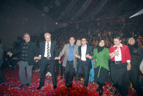 Vali Kürtçe şarkı söyledi