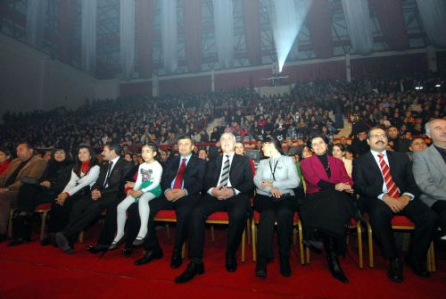 Vali Kürtçe şarkı söyledi