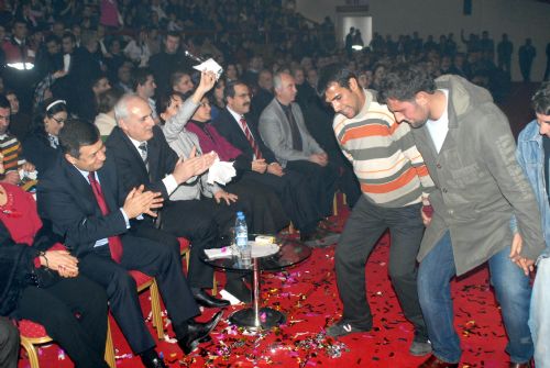 Vali Kürtçe şarkı söyledi