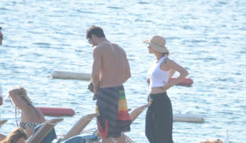 Ünlü çiftin romantik anları objektiflere takıldı 