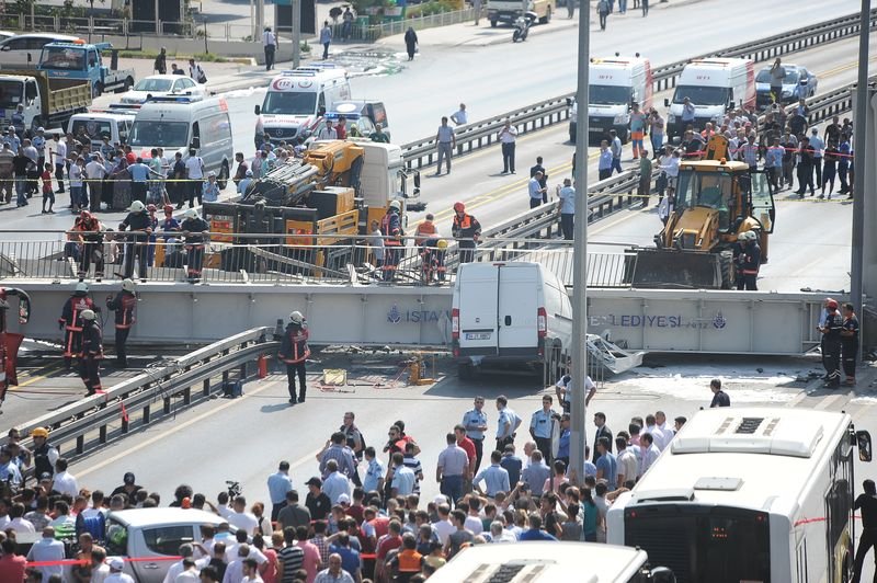 Avcılar'da E-5 üzerinde bir üst geçit çöktü