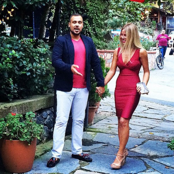 Ümit Erdim sevgilisiyle el ele