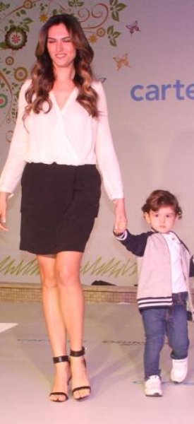 Yasemin Ergene çocuklarıyla podyumda