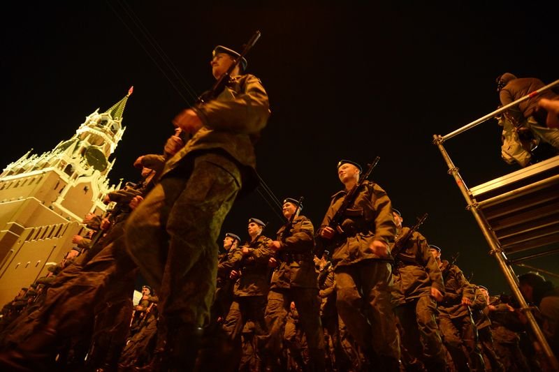 Rus tankları Kızıl Meydan'a indi