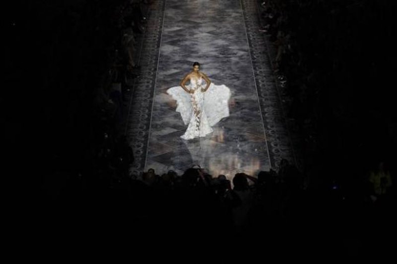 Irina Shayk şeffaf gelinlikle podyumda