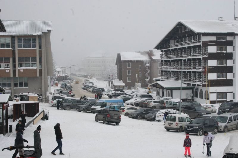Uludağ'da pistler acemi kayakçılarla doldu
