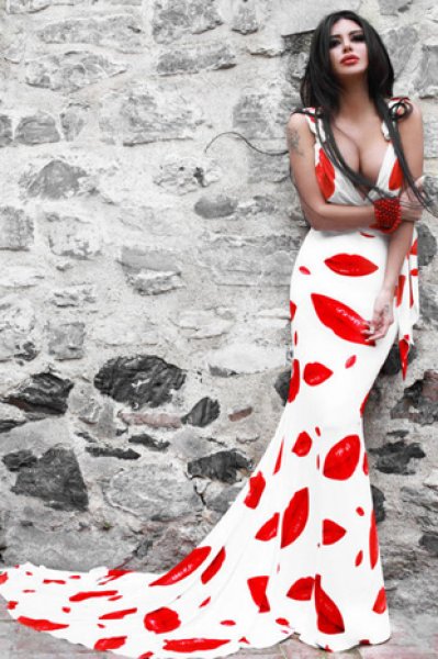 Ebru Polat kapak kızı oldu 