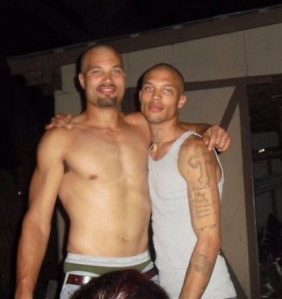 Yakışıklı mahkum Jeremy Meeks hapisten çıktı 