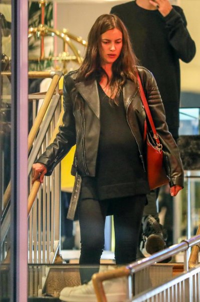 Ünlü model Irina Shayk bebeği ile yürüyüşe çıktı