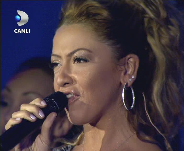 Hadise Beyaz Show'da