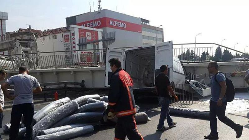 Avcılar'da E-5 üzerinde bir üst geçit çöktü