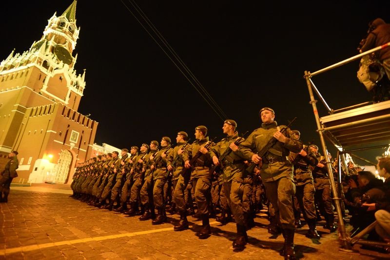 Rus tankları Kızıl Meydan'a indi