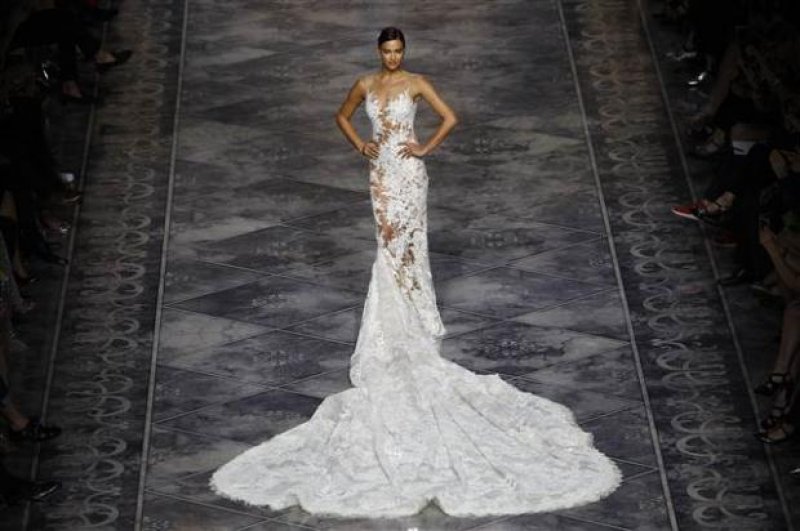 Irina Shayk şeffaf gelinlikle podyumda