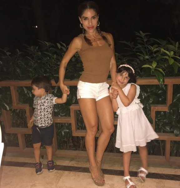 Fit anne Irmak Ünal çocuklarıyla tatilde 