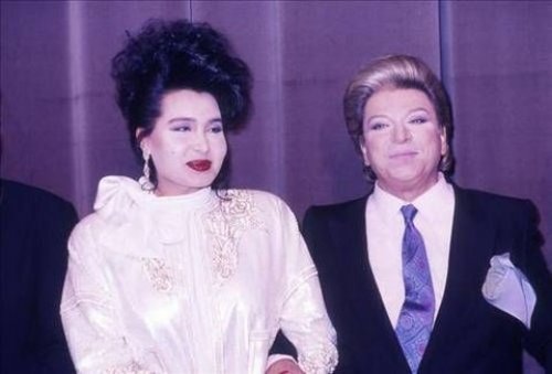 Bülent Ersoy ve Zeki Müren dudak dudağa