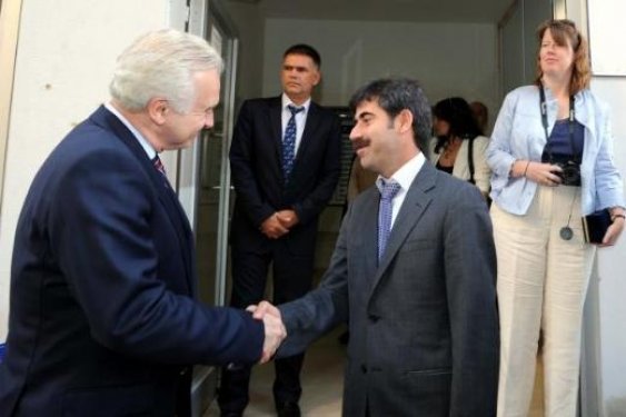 ABD Büyükelçisi Ricciardone'nin lastiği patladı