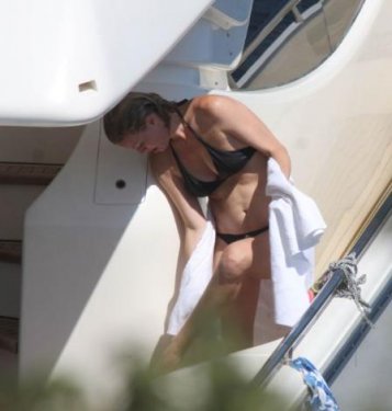 Cem Uzan'ın eski eşi genç sevgilisiyle tatilde