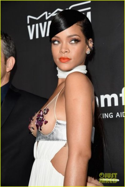 Rihanna yine bütün dikkatleri üzerine çekti 