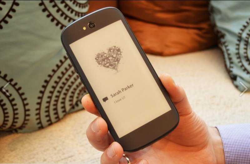 Rusya'da çift ekranlı YotaPhone 2 satışa çıktı