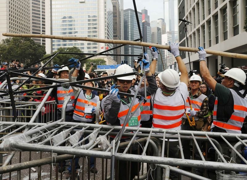 Hong Kong'da gösteri alanları boşaltıldı