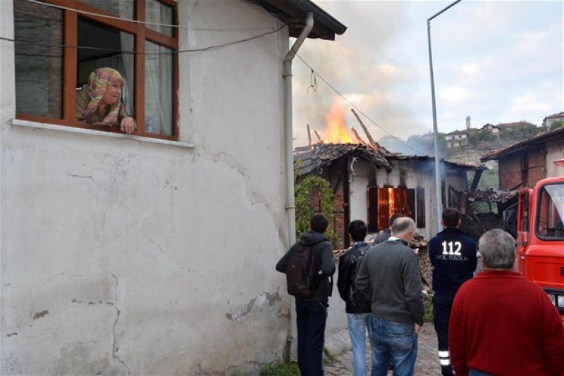 Safranbolu�da 150 yıllık tarihi ev yandı