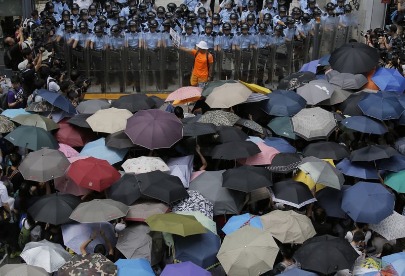 Hong Kong'da Şemsiye Devrimi sürüyor