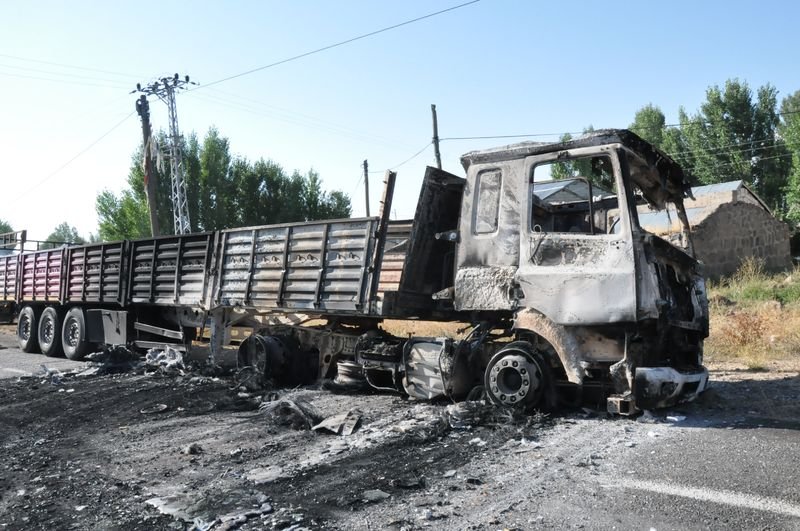 PKK Ağrı'da 3 tır ile 1 kamyonu yaktı