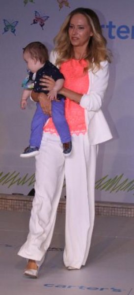 Yasemin Ergene çocuklarıyla podyumda