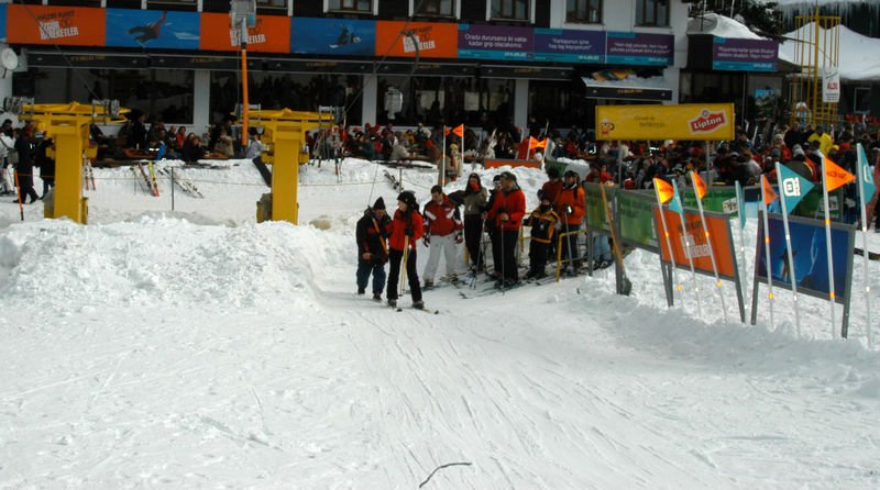 Uludağ'da pistler acemi kayakçılarla doldu