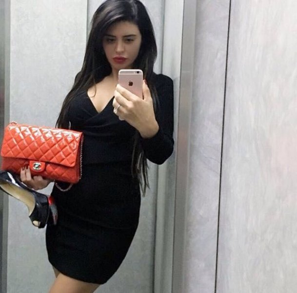 Ebru Polat kapak kızı oldu 