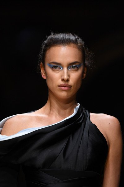 Ünlü model Irina Shayk bebeği ile yürüyüşe çıktı