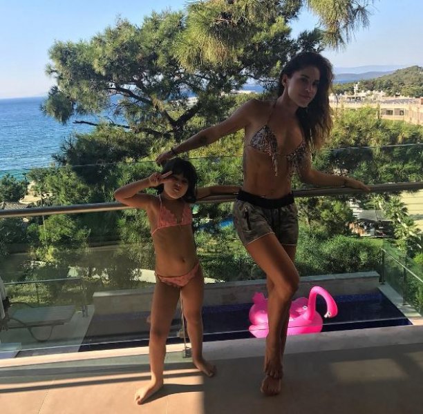 Fit anne Irmak Ünal çocuklarıyla tatilde 