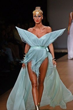 Çağla Şikel zamana meydan okuyan ünlülerden