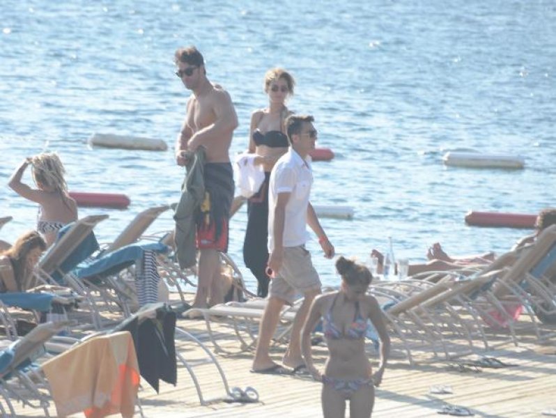 Ünlü çiftin romantik anları objektiflere takıldı 