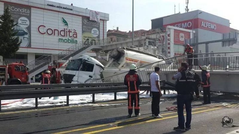 Avcılar'da E-5 üzerinde bir üst geçit çöktü