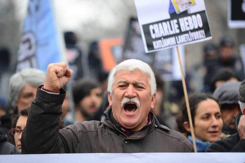 Paris'te binlerce kişi teröre karşı toplandı