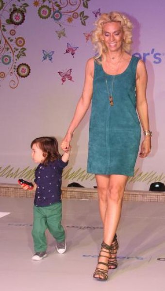 Yasemin Ergene çocuklarıyla podyumda