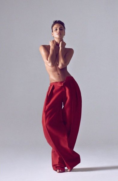 Irina Shayk şeffaf gelinlikle podyumda