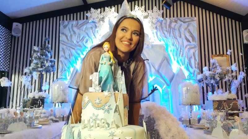 Demet Akalın zirveyi bırakmıyor 