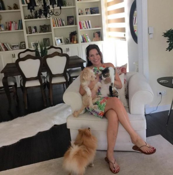 Aydan Şener bikinili fotoğrafını paylaştı