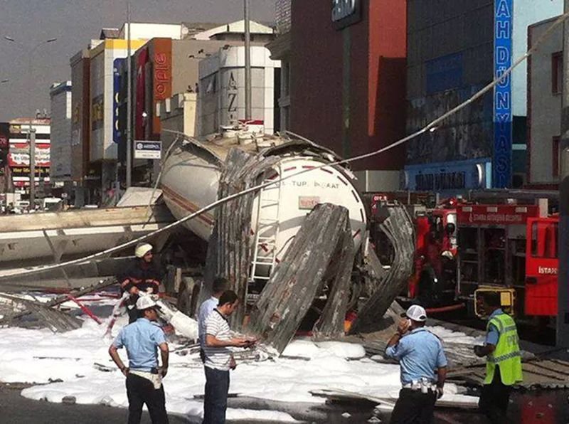 Avcılar'da E-5 üzerinde bir üst geçit çöktü