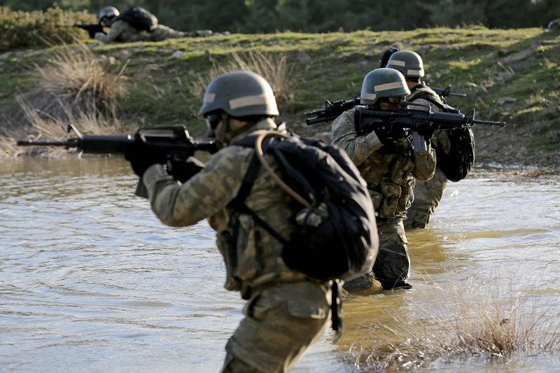 TSK'nın özel timinden nefes kesen görüntüler