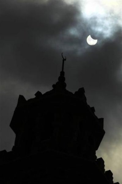 Dünyadan Güneş tutulması manzaraları