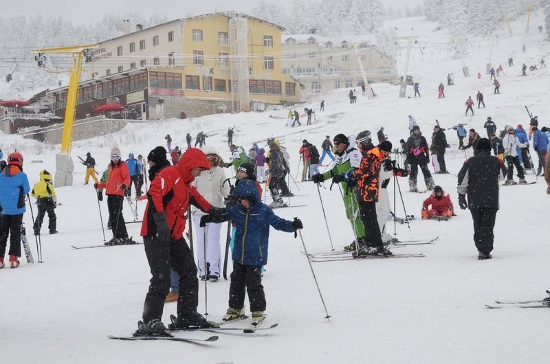 Uludağ'da pistler acemi kayakçılarla doldu