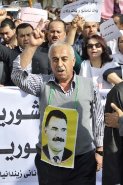 Kuzey Iraklı kürtler Türk bayrağı yaktı