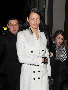 Adriana formunu boks yaparak koruyor