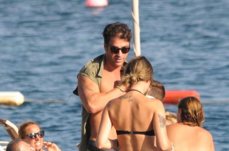 Ünlü çiftin romantik anları objektiflere takıldı 