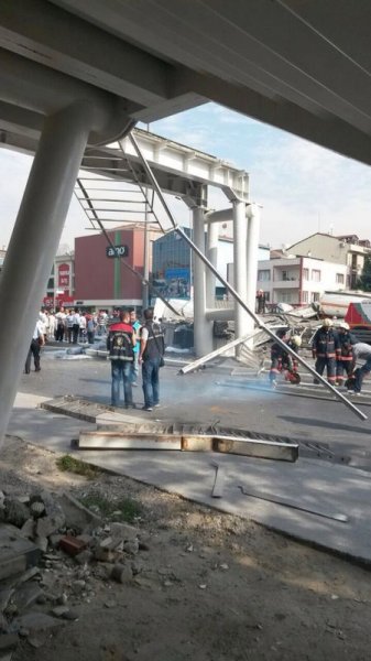 Avcılar'da E-5 üzerinde bir üst geçit çöktü