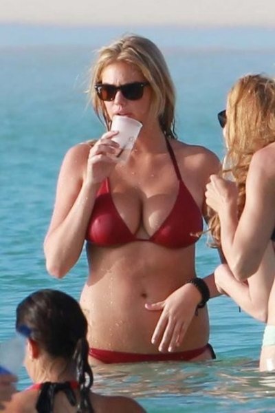 Kate Upton'un eteği havalandı