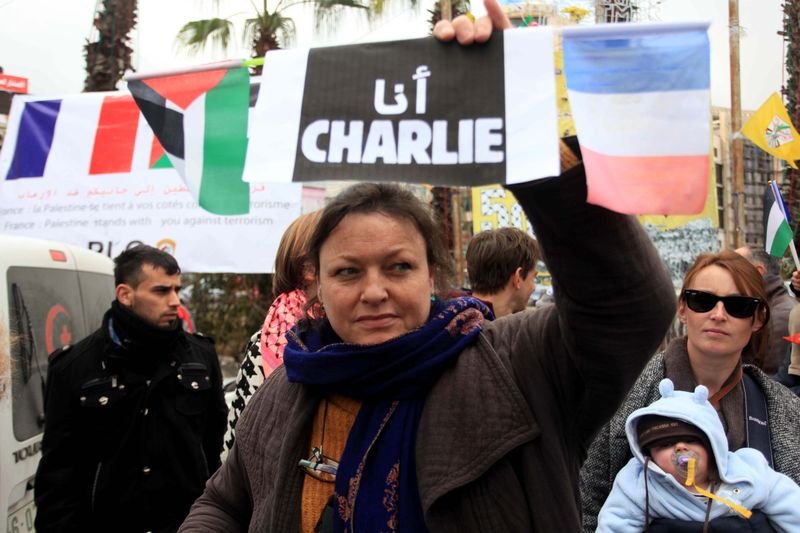 Paris'te binlerce kişi teröre karşı toplandı